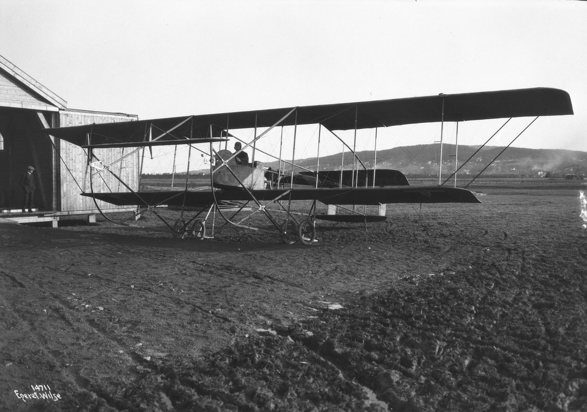 Prot: Aeroplanet Ganger Rolf med Hangaren