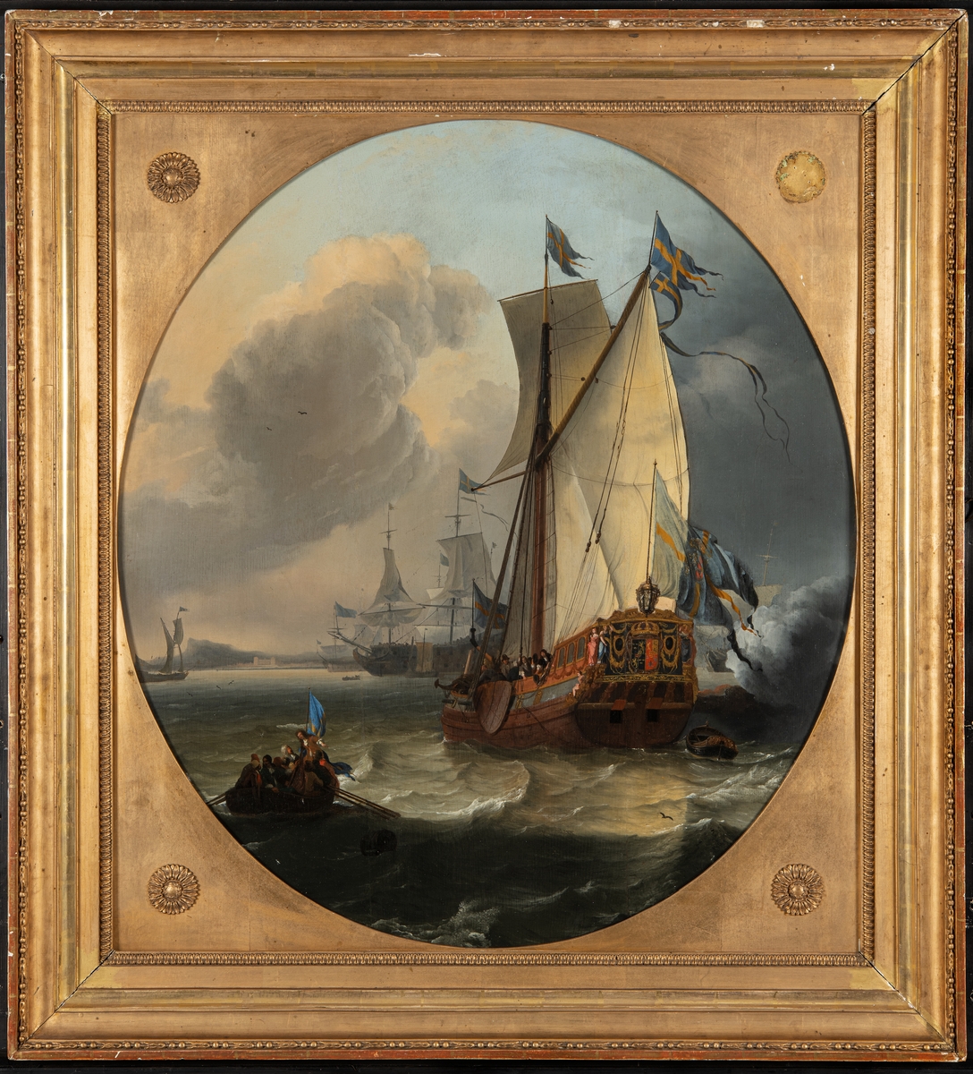 Svensk statsjakt med svenska riksvapnet i kombination med vapnen för furstehusen Pfalz-Zweibrücken (som Karl XI var hertig över från 1681) och Holstein-Gottorp (drottning Ulrika Eleonoras danska ätt) på akterspegeln?). Se Historikfältet.