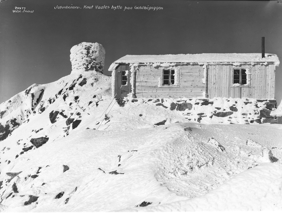 Prot: Jotunheimen Vinter - Galdhøpiggen, Knut Vaales hytte og varde