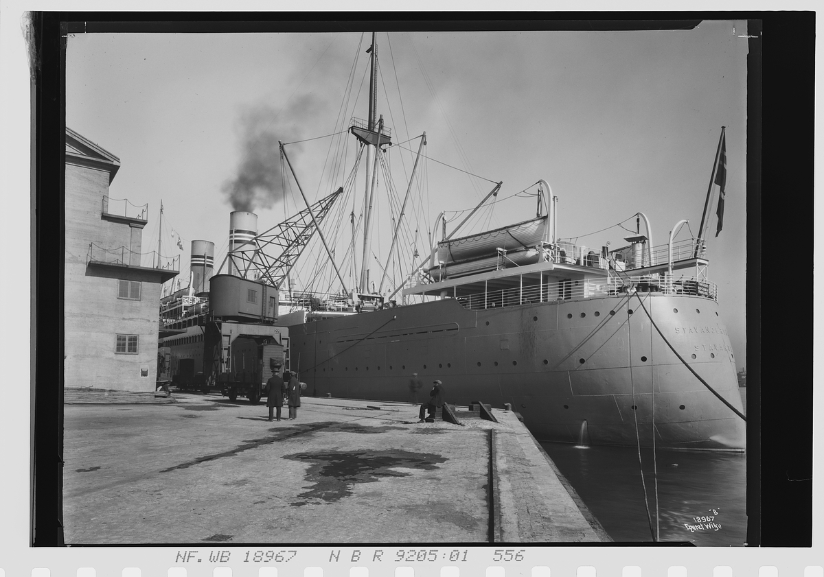 DS "Stavangerfjord" ligger til kai ved Amerikalinjen varehus. Fotografert 1925.