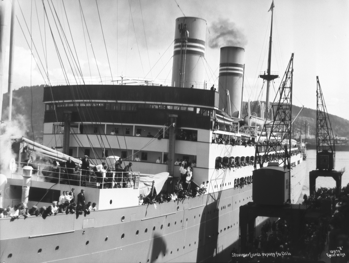 DS "Stavangerfjord" har avgang fra Oslo havn. Mange passasjerer ombord. Fotografert 1925.