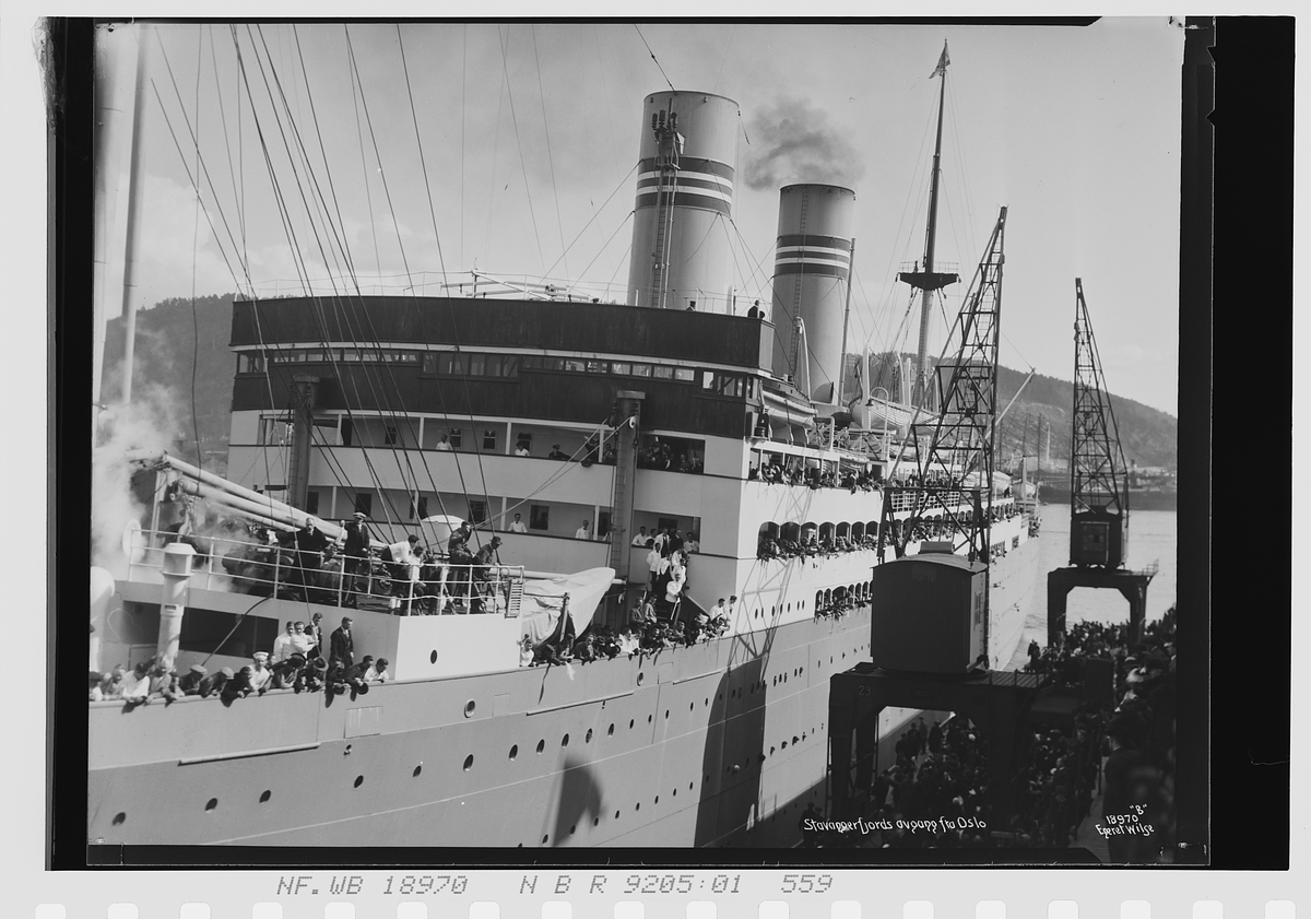 DS "Stavangerfjord" har avgang fra Oslo havn. Mange passasjerer ombord. Fotografert 1925.