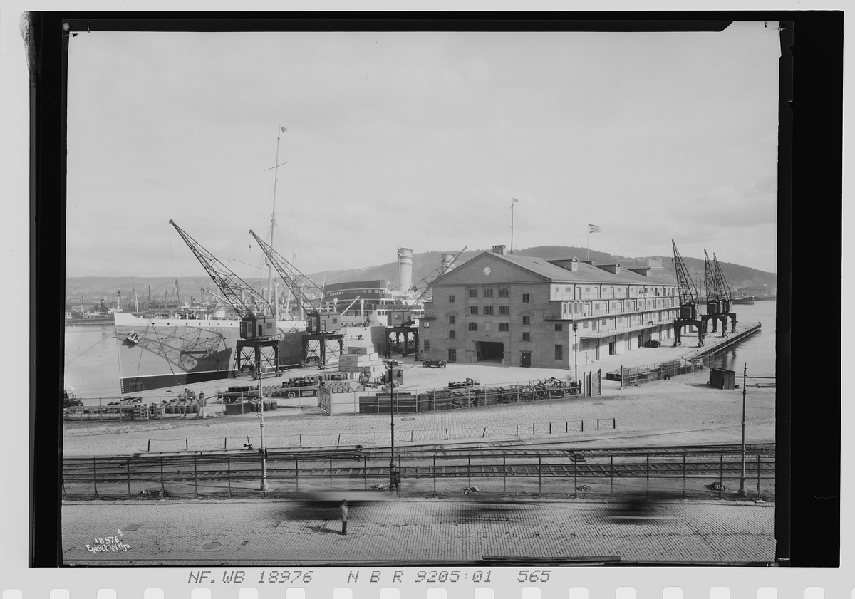 Amerikalinjens varehus, DS "Bergensfjord" ligger til kai. Fotografert 1925.