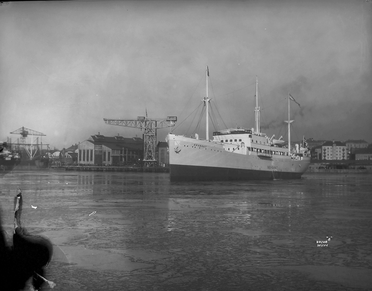 M/S Brabant forlater havn, Akers Mekaniske Verksted A/S. Fotografert 1926.