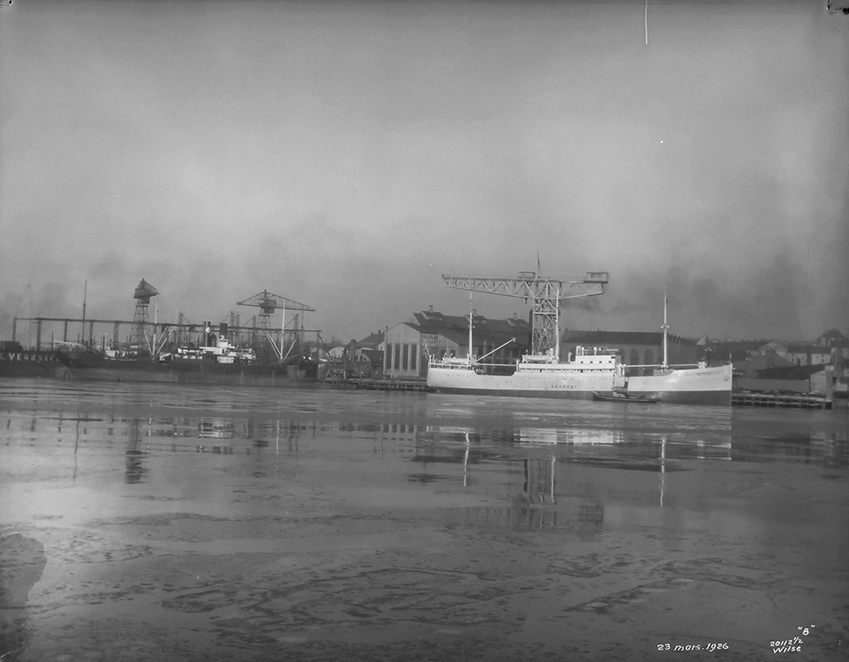 M/S Brabant ligger til kai, Akers Mekaniske Verksted A/S. Fotografert 1926.