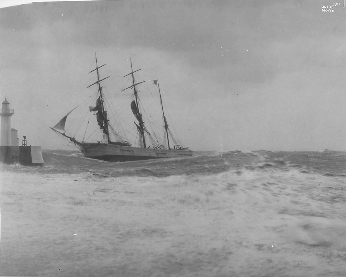 Seilskip i storm. Fotografert 1926.