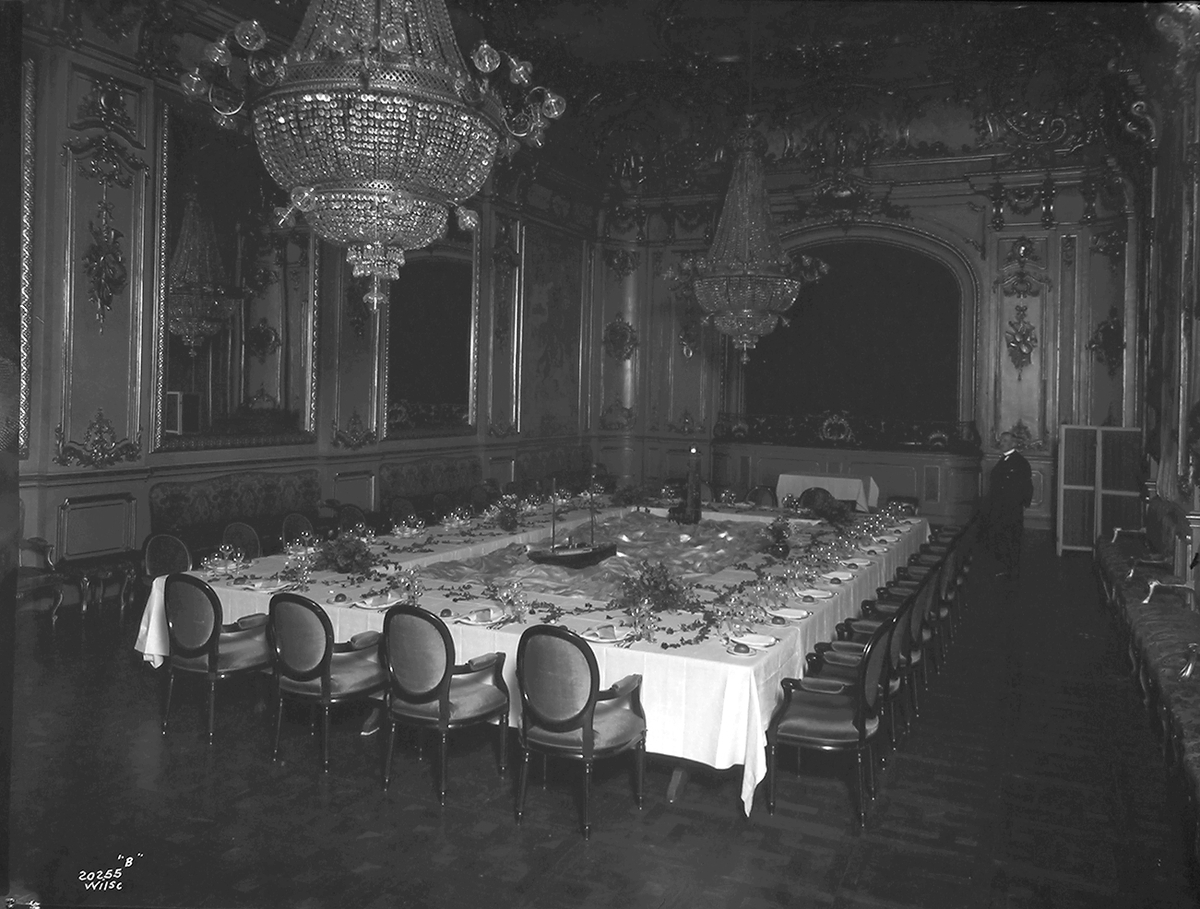 Oppdekning i Speilsalen på Grand hotel. Fotografert 1926.