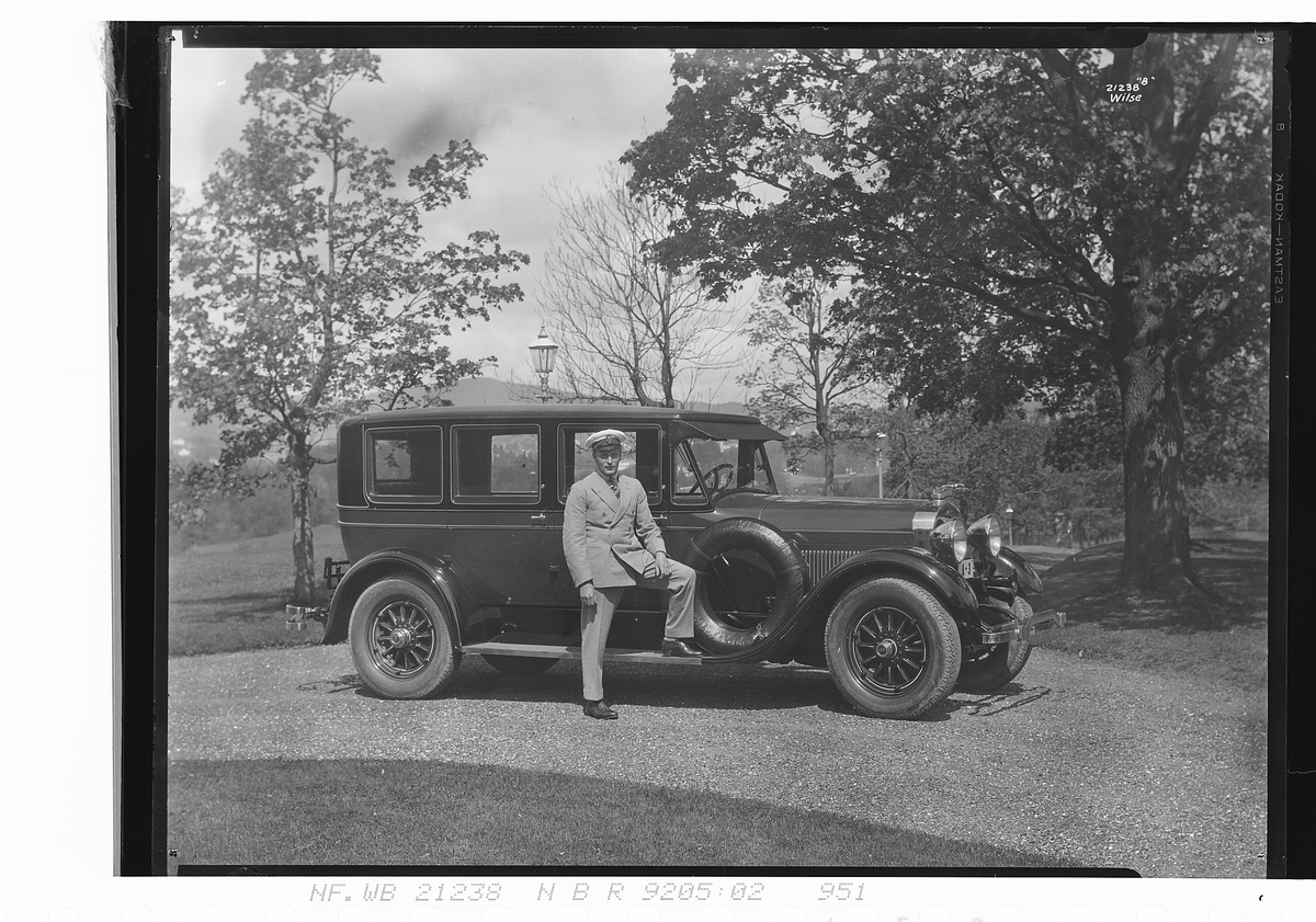 Kronprins Olav ved bilen sin, Meilander, A-3, Bygdø Kongsgård. Fotografert 1927