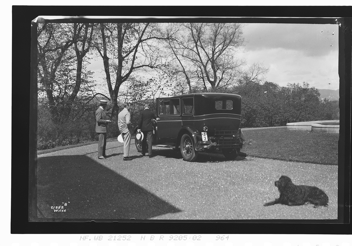 Kronprins Olav ved bilen sin, Meilander, A-3, Bygdø Kongsgård. Fotografert 1927