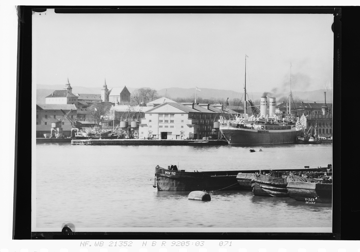 Den norske Amerikalinjes nye varehus i Bjørvika. Dampskip ligger til kai, Akershus festning i bakgrunn. Fotografert 1925.