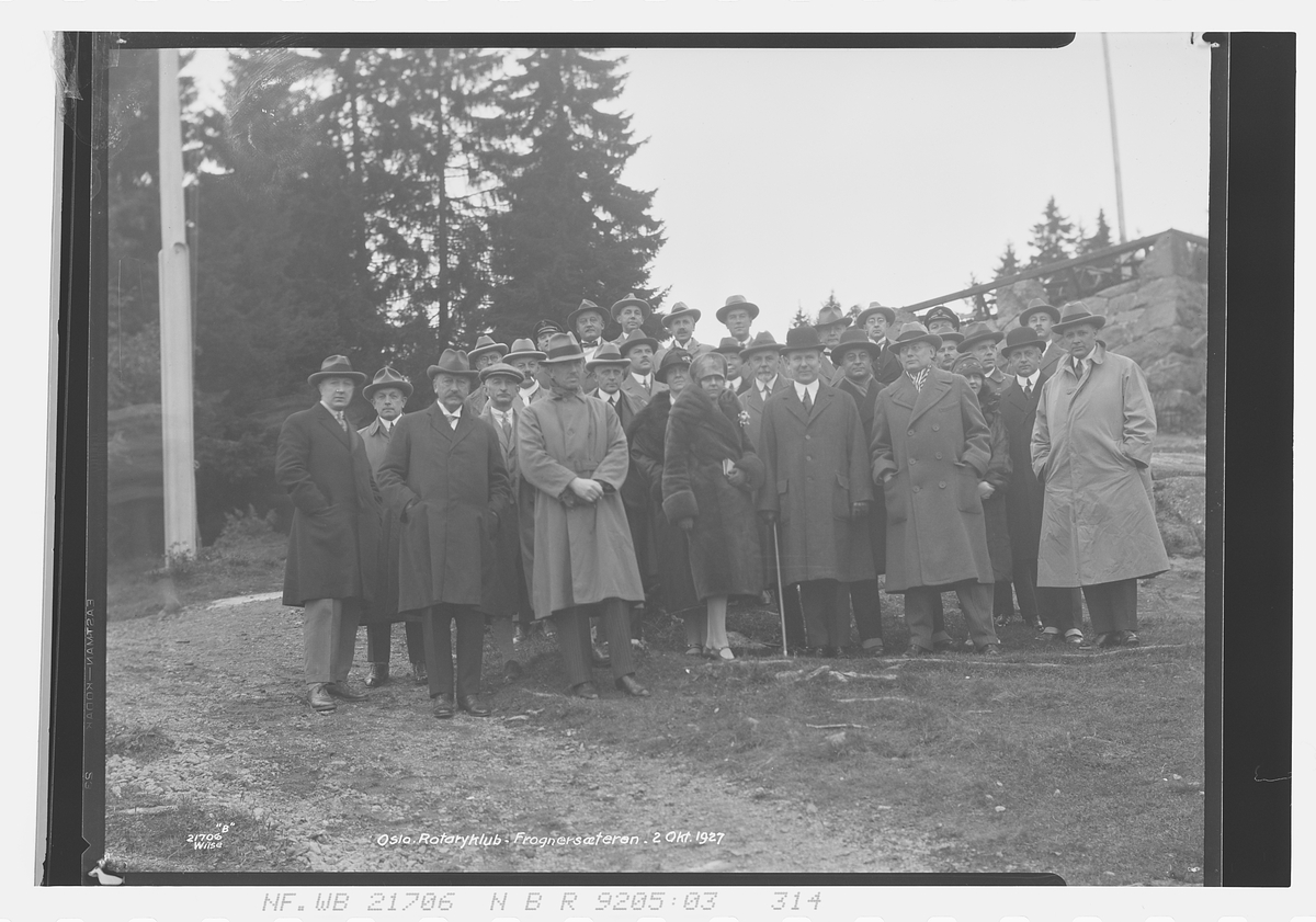 Gruppeportrett medlemmer i Oslo Rotary klubb. Datert "Oslo Rotaryklub Frognersæteren 2. okt 1927".