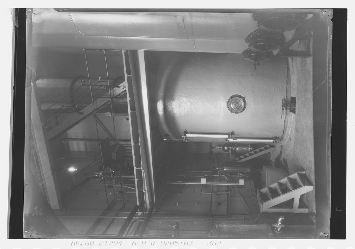 Stor ant. bryggeri kjele, bryggeriarbeider etasjen over. Oplandske bryggeri. Fotografert 1930.