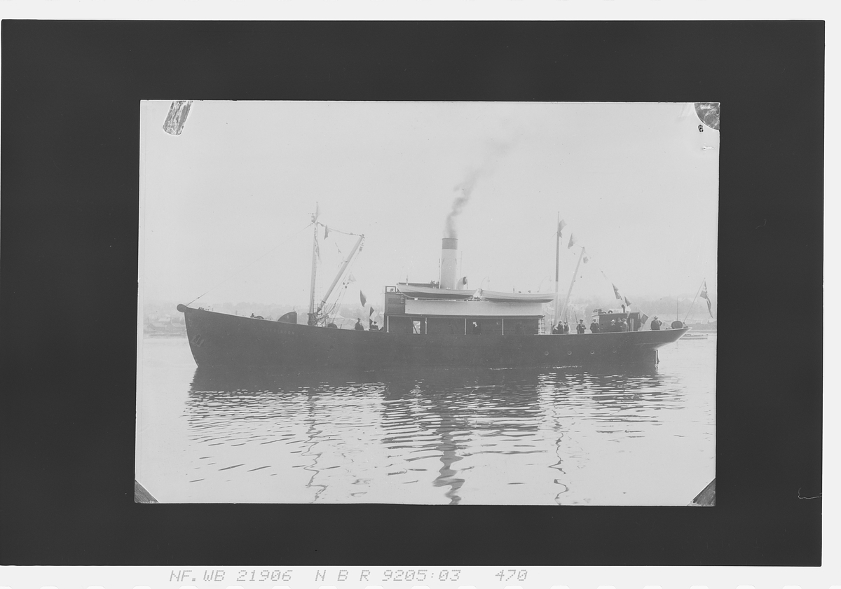 Mannskap ombord på DS Hekkingen. Fotografert 1928.