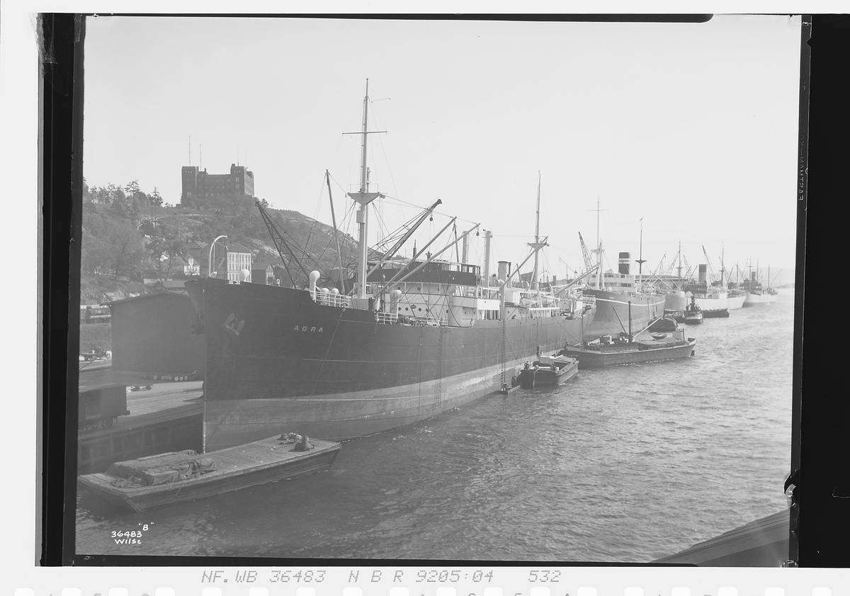 Dampskip, bla DS "Agra", ligger til kai ved Grønlikaia, Oslo. Fotografert 1929.