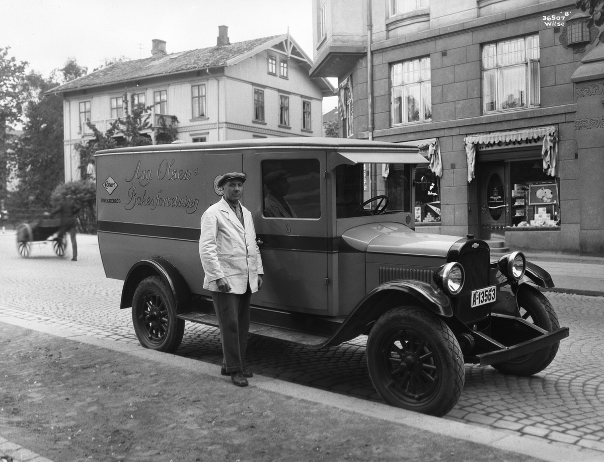 Bakerbil fra "Aug. Olsens Bakerforretning, hjørnet Bygdøy alle - Gabels gate. Fotografert 1929.