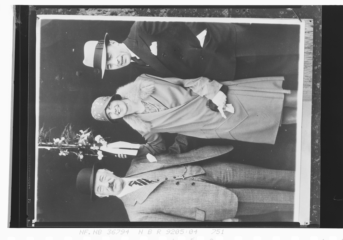 Kvinne og menn klar for dåp av skipet Kosmos.