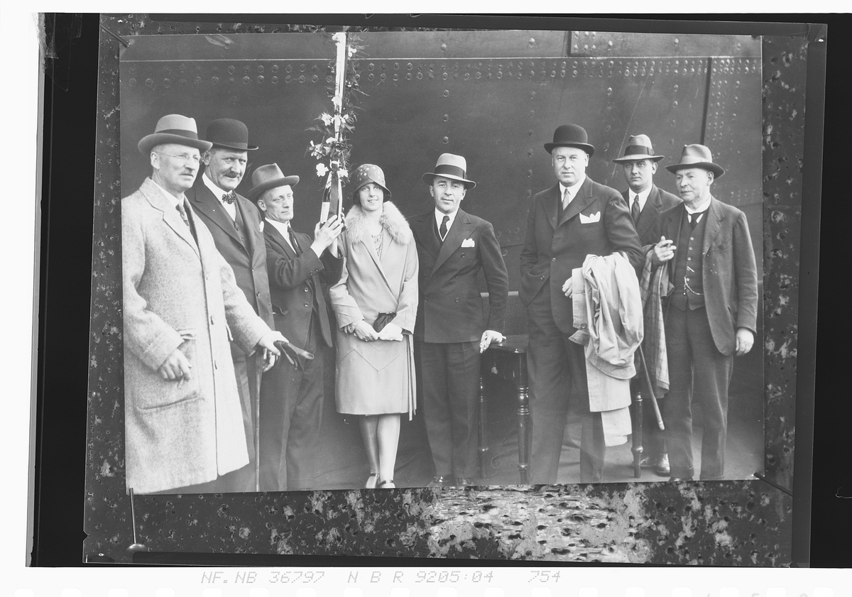 Kvinne og menn klar for dåp av skipet Kosmos.