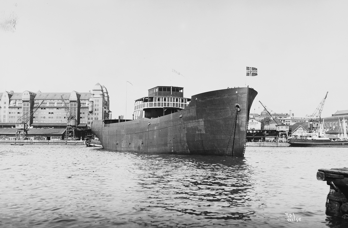 S/S Bruse i havnen ved Oslo Havnelager og Nylands Verksted. Oslo.