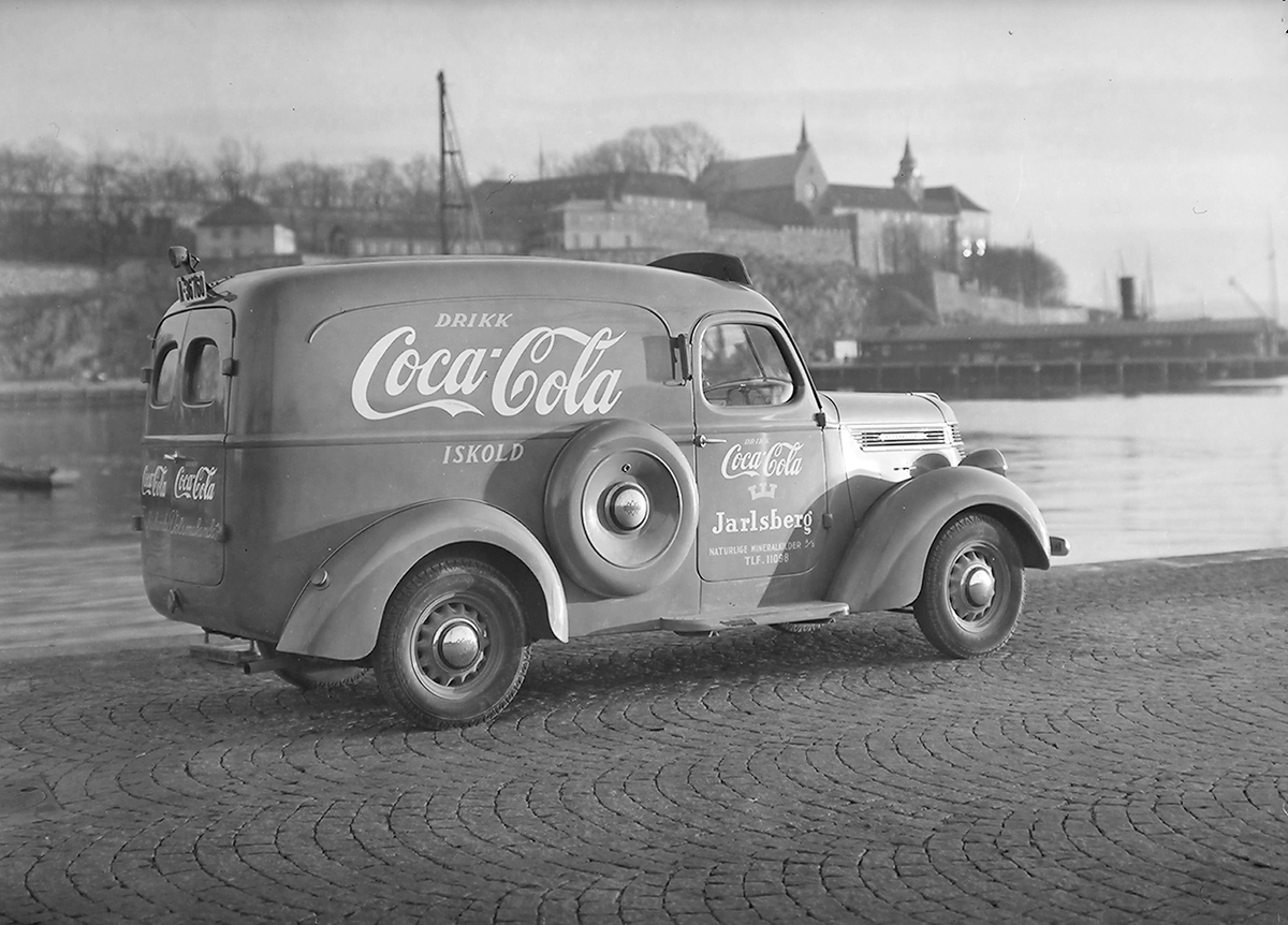 Coca-Cola- og Jarlsberg-bil A-36760, utenfor Akershus festning og slott, Oslo. Fotografert 1939.