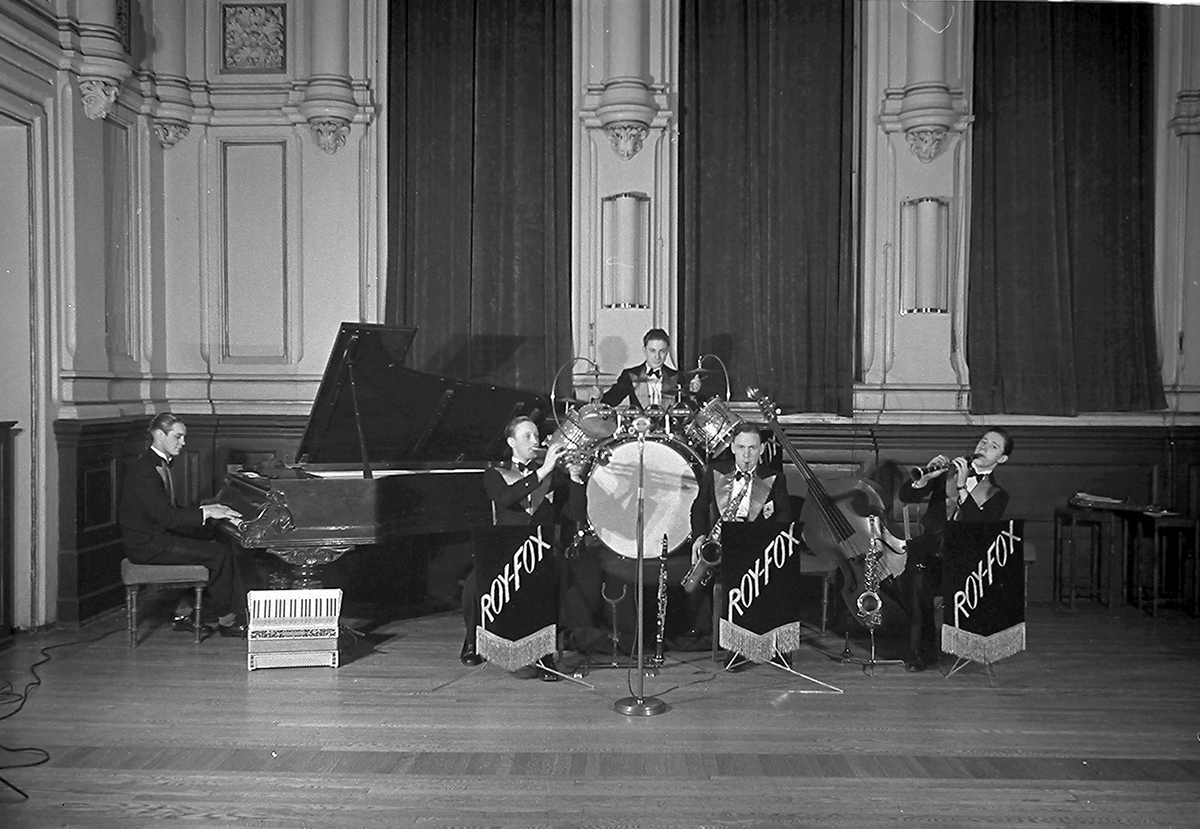 Jazzbandet Roy Fox spiller på scenen. Fotografert 09.12.1939.