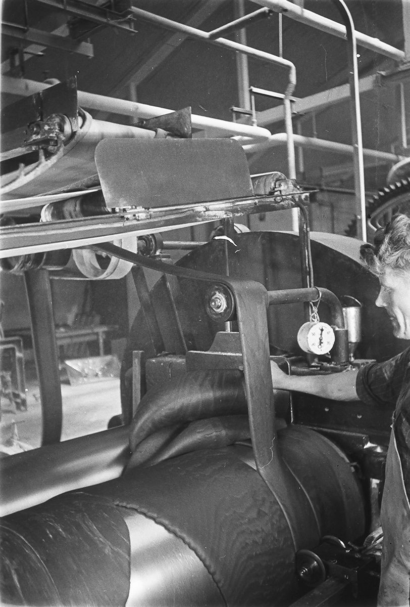 Ansatte i produksjonshallen. Den Norske Kalosje- & Gummivarefabrikk A/S, senere Mjøndalen Gummivarefabrikk, Eiker. Fotografert 1940.