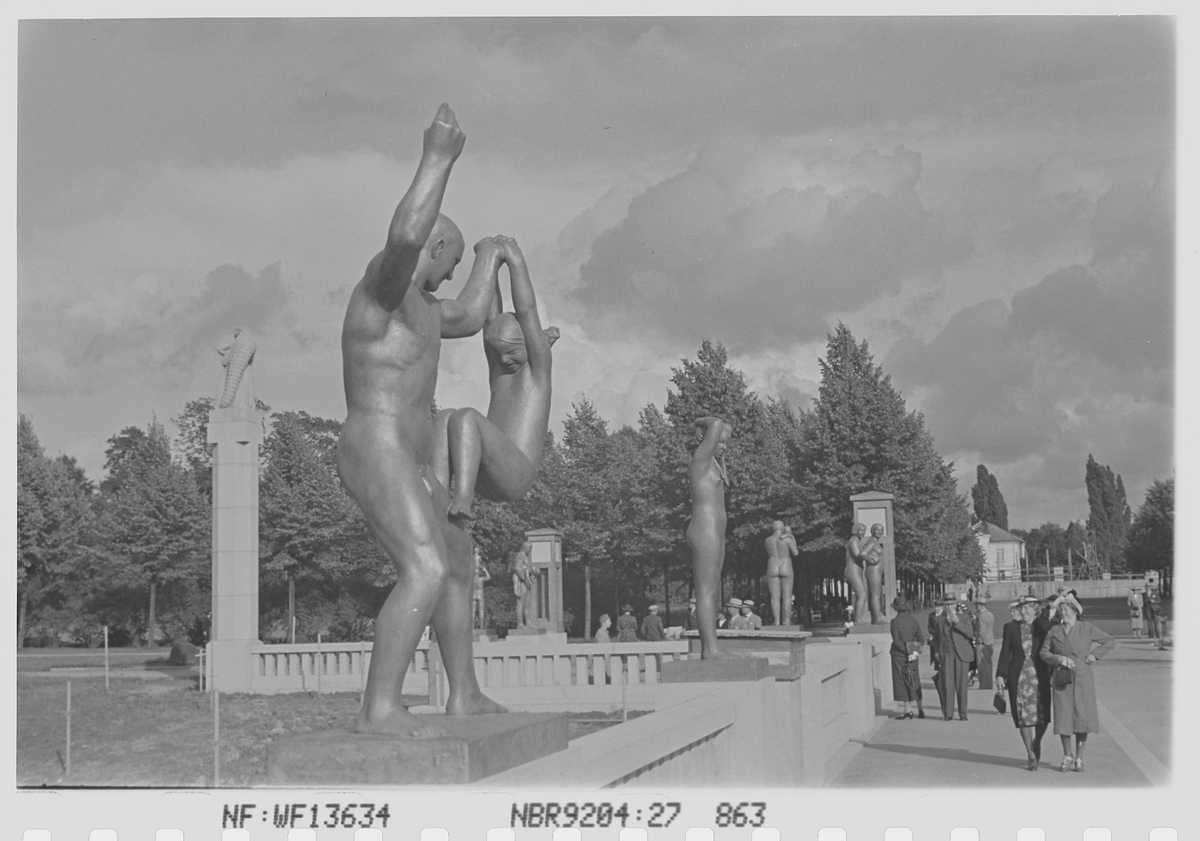 Besøkende i Vigelandsparken, Frogner, Oslo. Fotografert 1940.