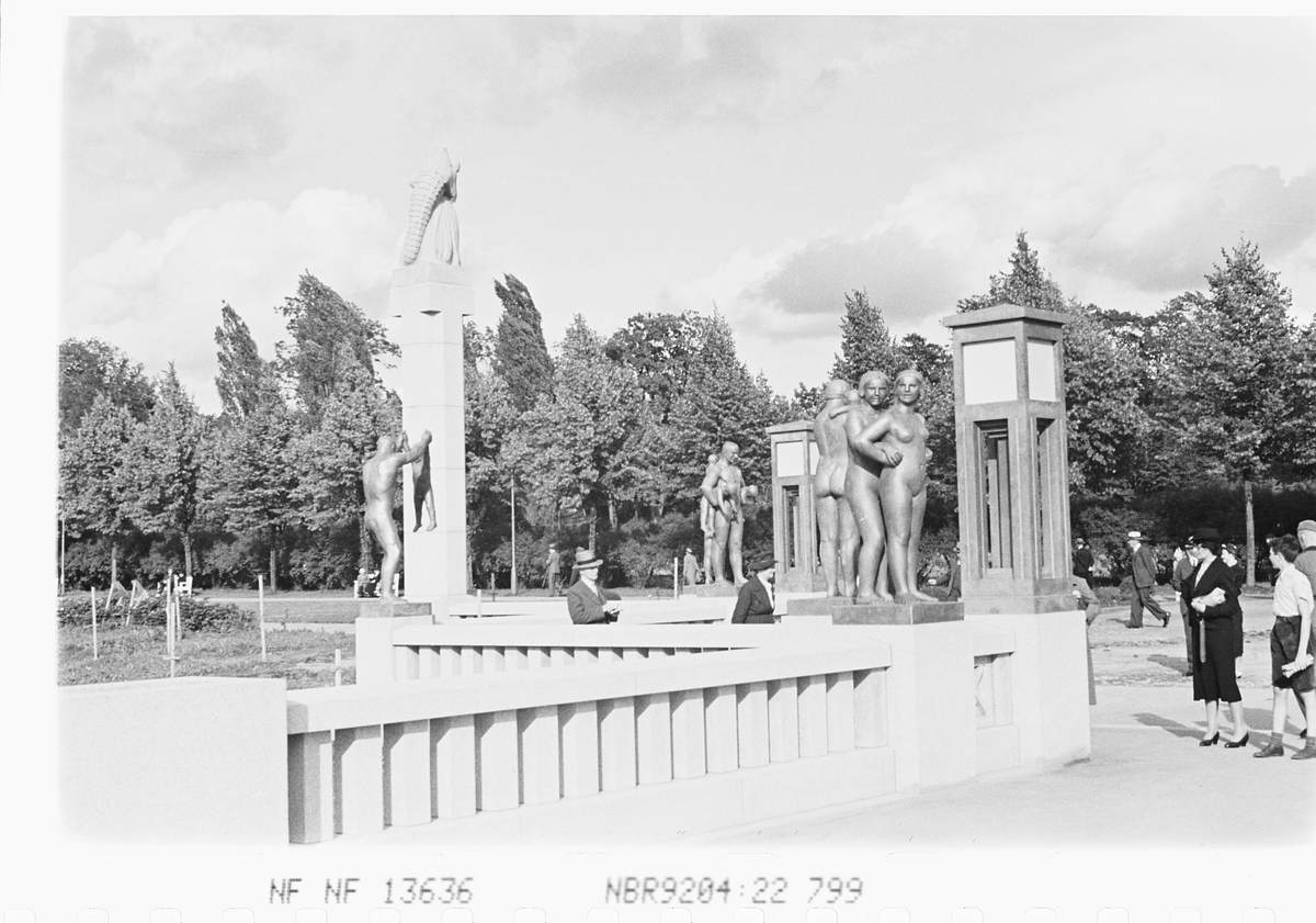 Besøkende i Vigelandsparken, Frogner, Oslo. Fotografert 1940.