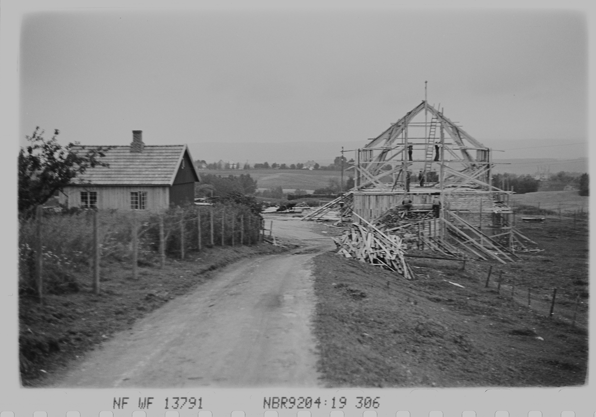 Reisverk og bygging av stor bygning. Haugsbygda, Ringerike. Fotografert 1940.