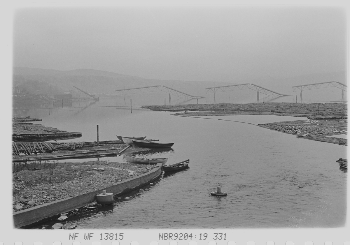 Tømmerfløting i Gudbrandsdalslågen ved Lillehammer.            Fotografert 1940.