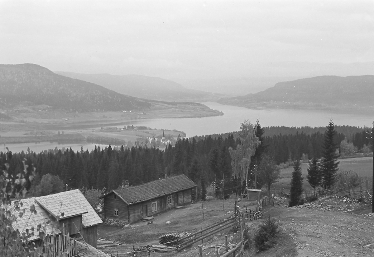 Landskap fra Fluberg mot Randsfjorden. Fotografert 1940.