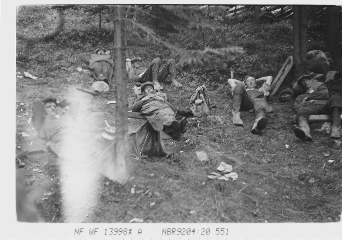 Antatt skogsarbeidere som har hvilepause. Fotografert 1940.