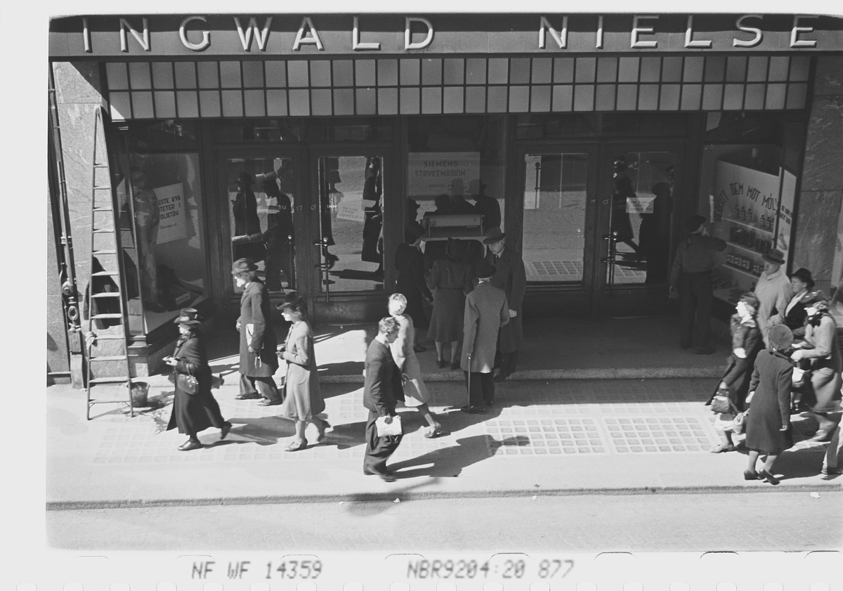 Personer forran Ingwald Nielsen, jernvareforretning. Oslo. Fotografert 1941.