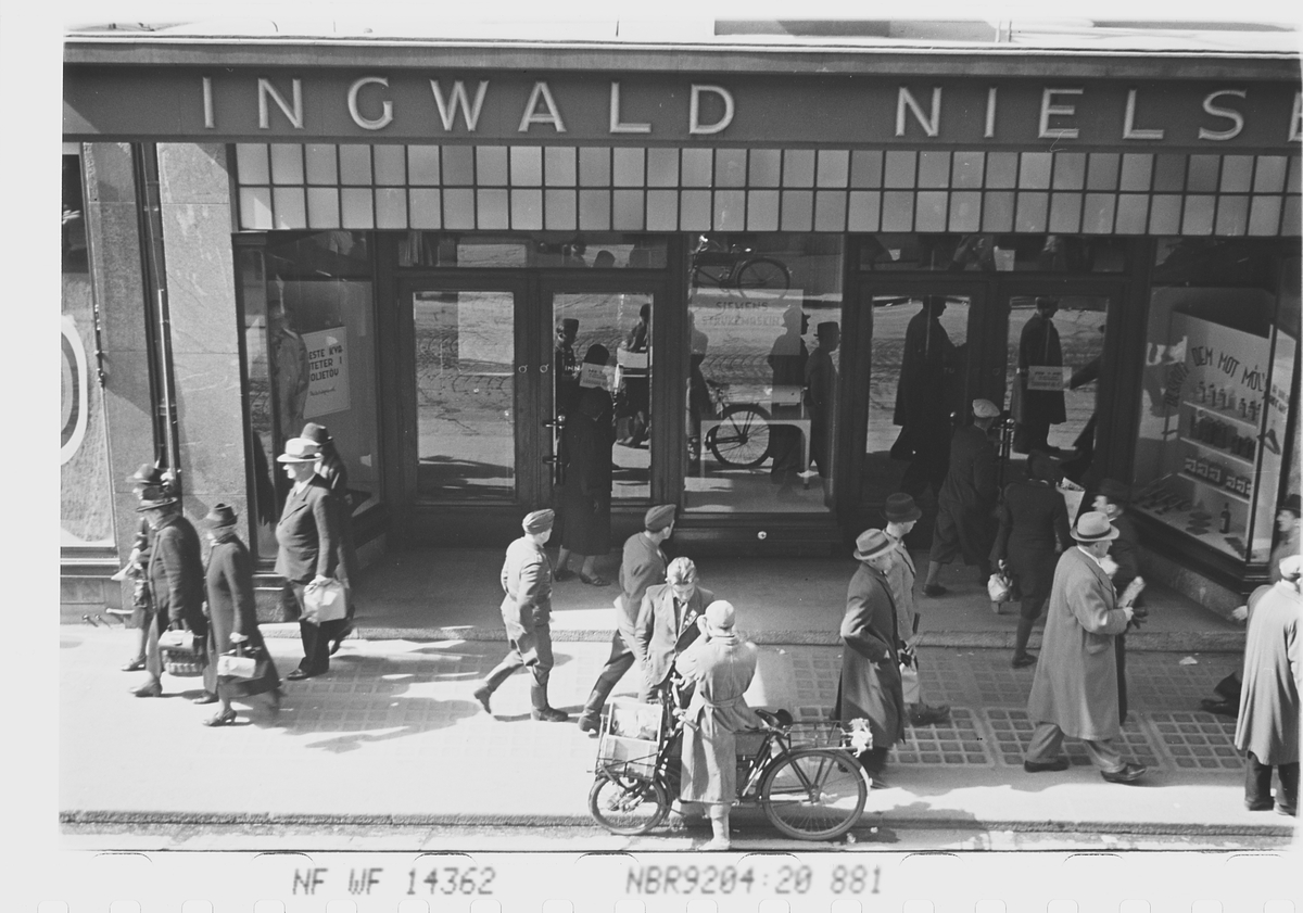 Personer forran Ingwald Nielsen, jernvareforretning. Oslo. Fotografert 1941.