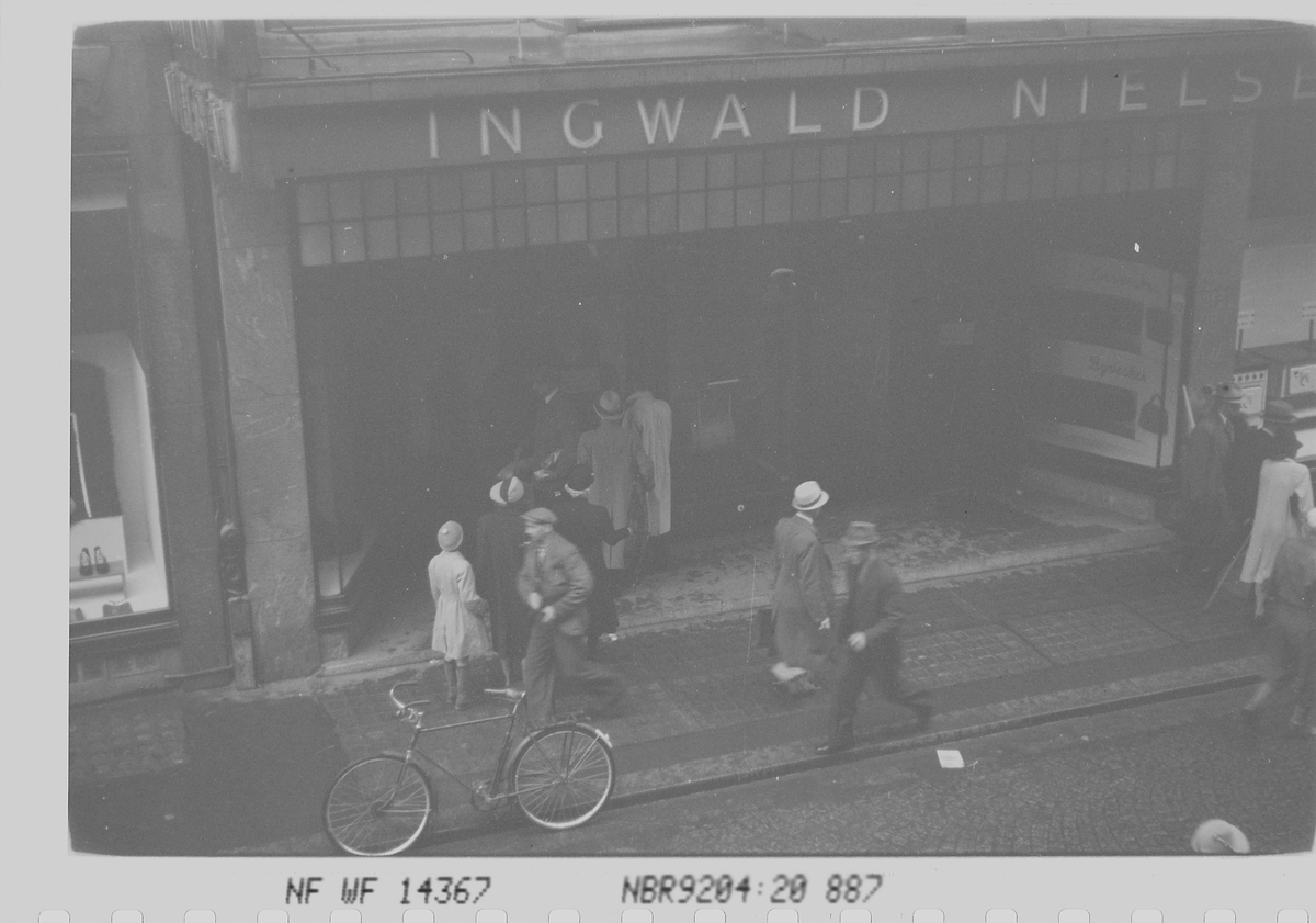 Personer forran Ingwald Nielsen, jernvareforretning. Oslo. Fotografert 1941.