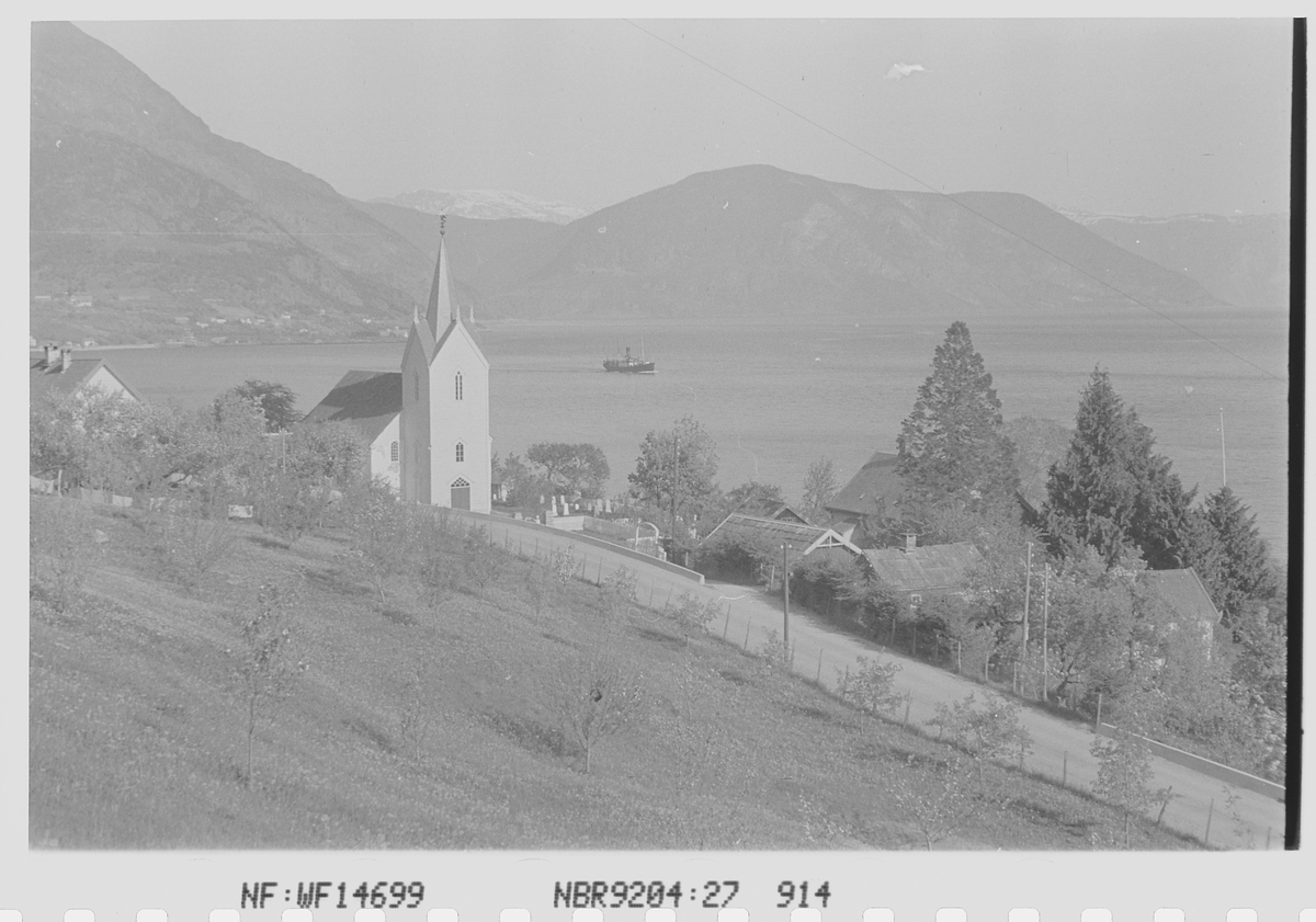 Leikanger kirke, Leikanger, Sogn og Fjordane. Fotografert 1941.