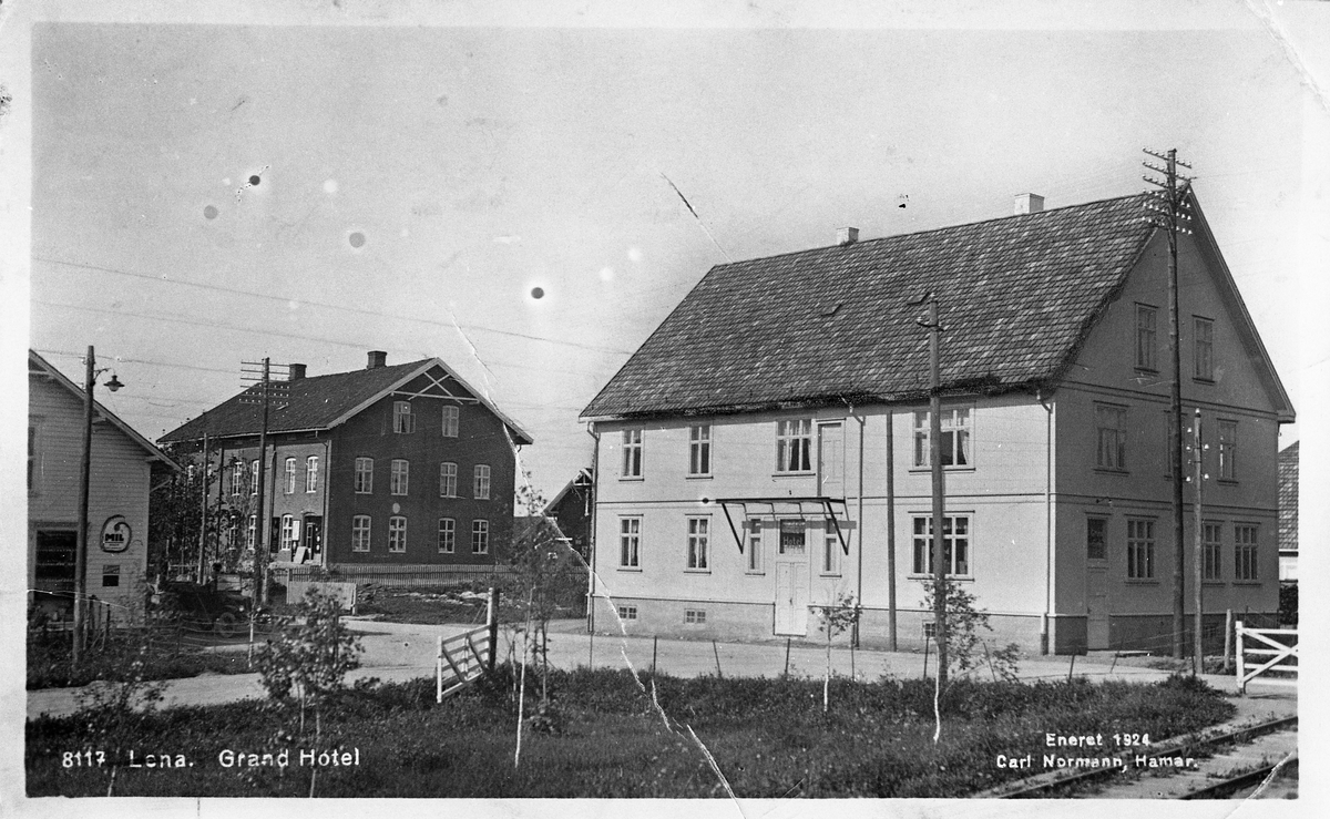 Grand Hotell på Lena 1924. Murbygningen bak er Narums-gården.