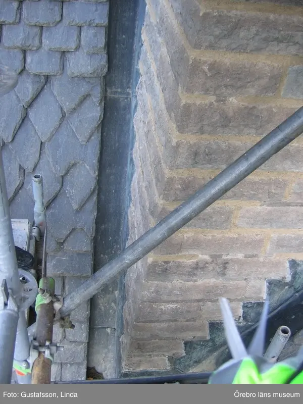 Renoveringsarbeten av tornfasader på Olaus Petri kyrka (Olaus Petri församling).
Nedre delen av östra tornet, efter åtgärder.
Dnr: 2008.230.065