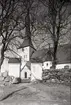 Romfartuna kyrka från söder, med mur och port.