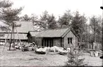 Uthus under rivning, från söder, på Vallby friluftsmuseum, Västerås.