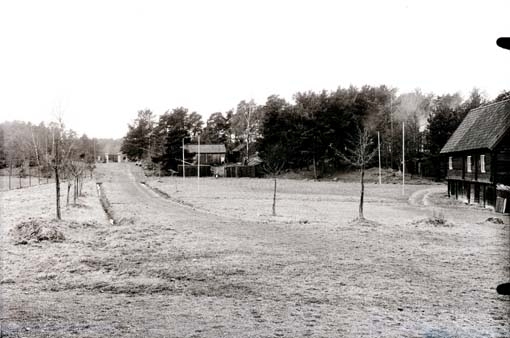 Uthus under rivning, från herrgådsplanen, på Vallby friluftsmuseum, Västerås.