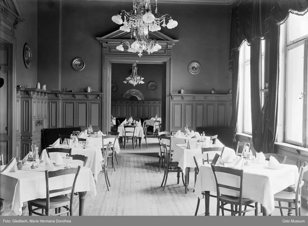 restaurant, interiør, småbord, duker, lysekroner, fløydører, brystpanel