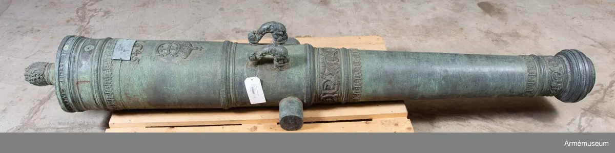 Grupp A I.
Med Kristian IV:s namnchiffer och därunder gjutåret 1645; å kammarbandet inskriften: FRANCISCUS. ROEN. ME. FECIT. GLYCKSTADT. (Frans Roen gjorde mig i Glückstadt) Loppets relativa längd: 21 kal.  Kaliber: 9,8 cm. Deuvhalsen märkt "4", vänster tapp märkt "1".