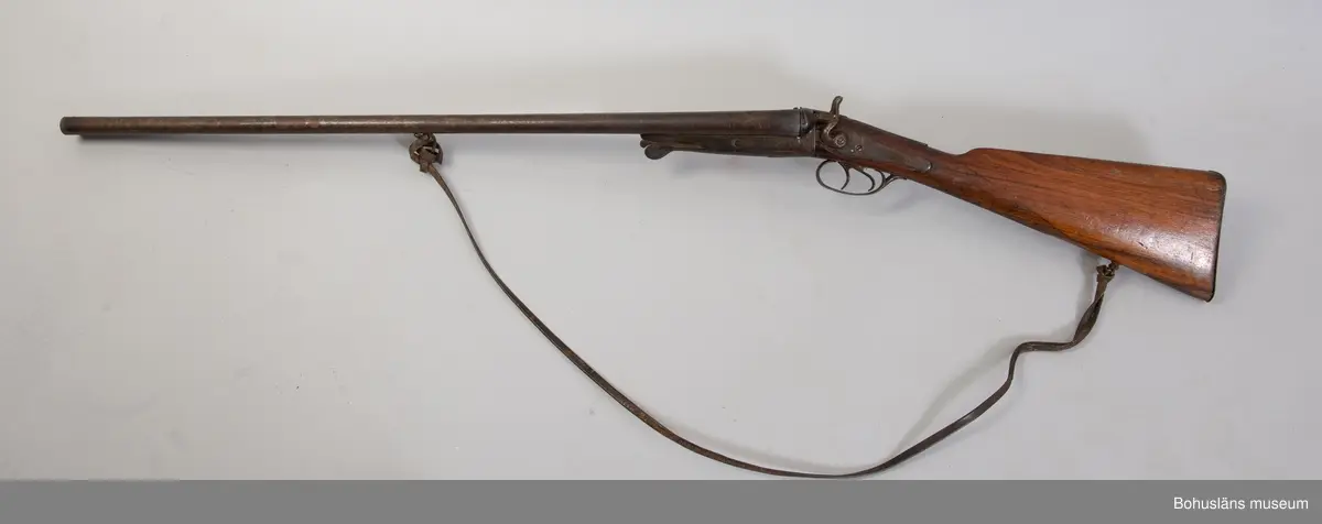 Kulgevär Remington, kaliber 12 mm?
Enkelpipig.  Tolvkalibrigt. Stock av trä. Bakplåt av järn. Bärrem av läder.