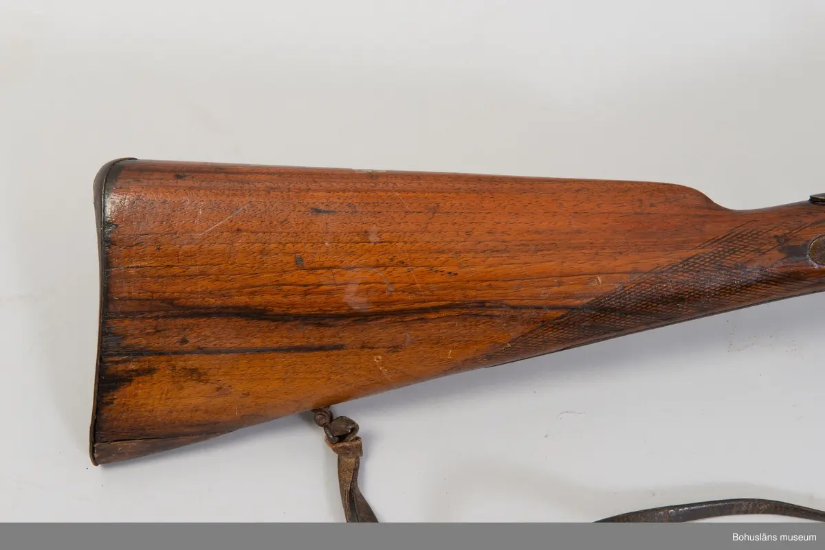 Kulgevär Remington, kaliber 12 mm?
Enkelpipig.  Tolvkalibrigt. Stock av trä. Bakplåt av järn. Bärrem av läder.