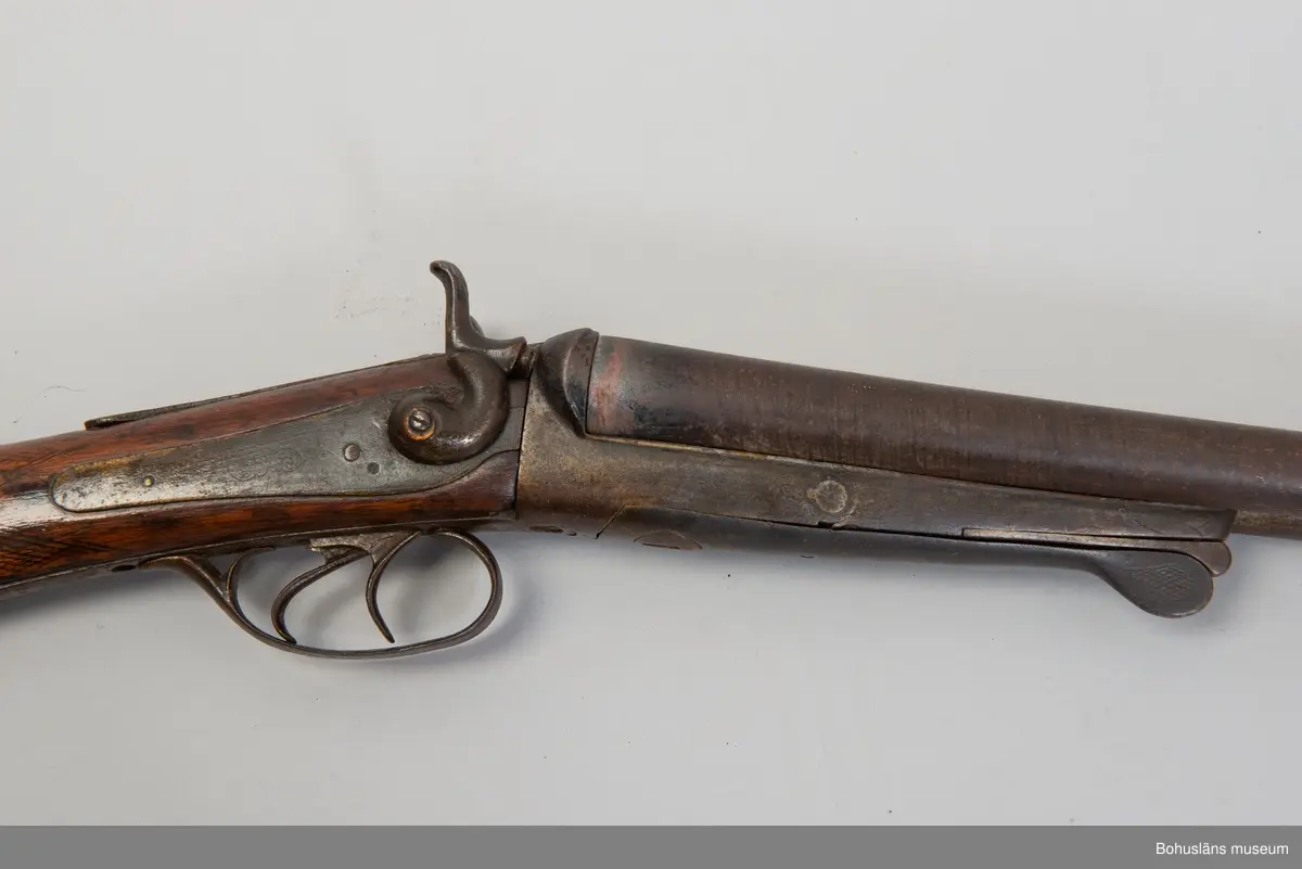 Kulgevär Remington, kaliber 12 mm?
Enkelpipig.  Tolvkalibrigt. Stock av trä. Bakplåt av järn. Bärrem av läder.