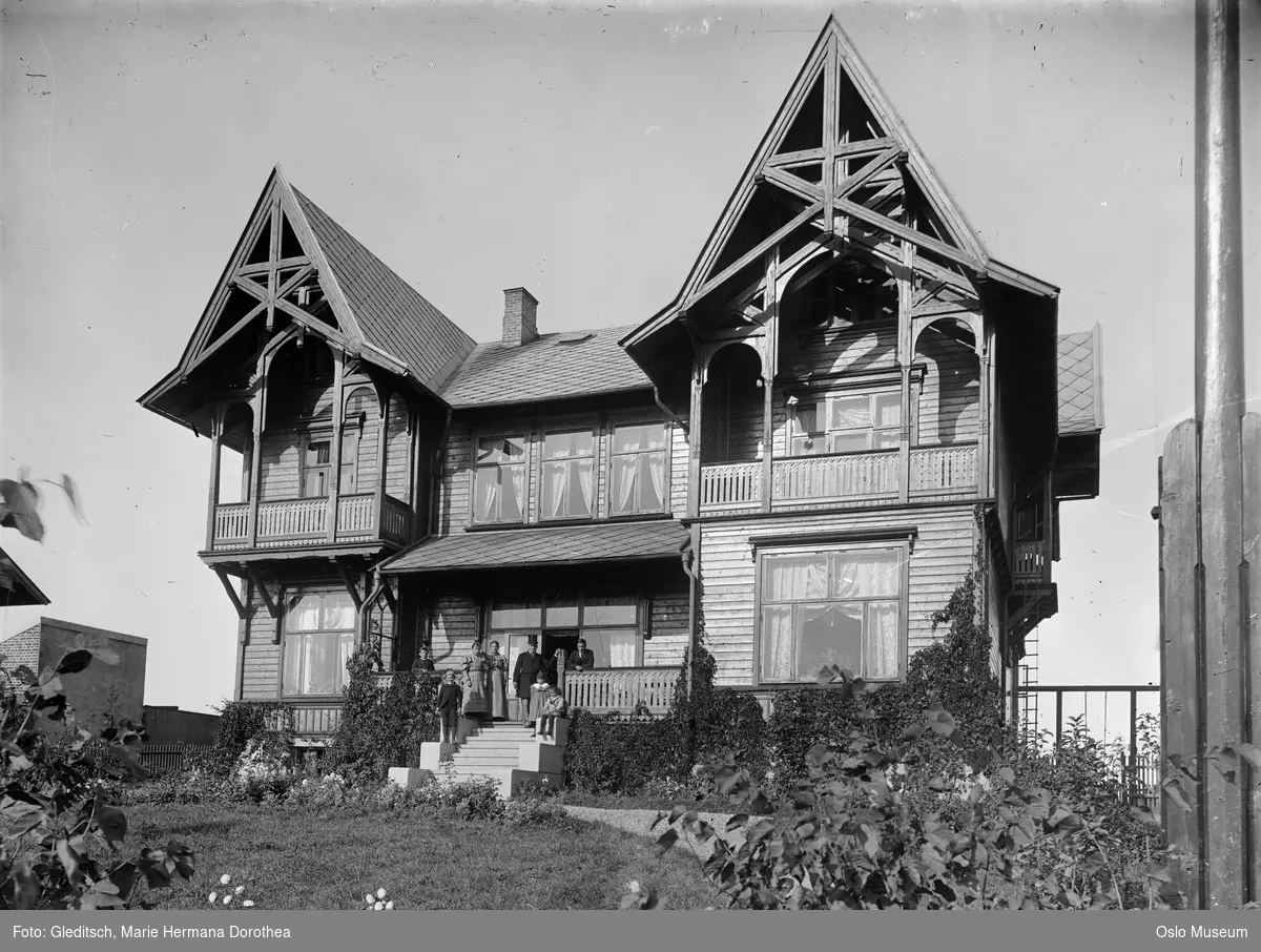 villa, verandatrapp, menn, kvinner, barn, hage