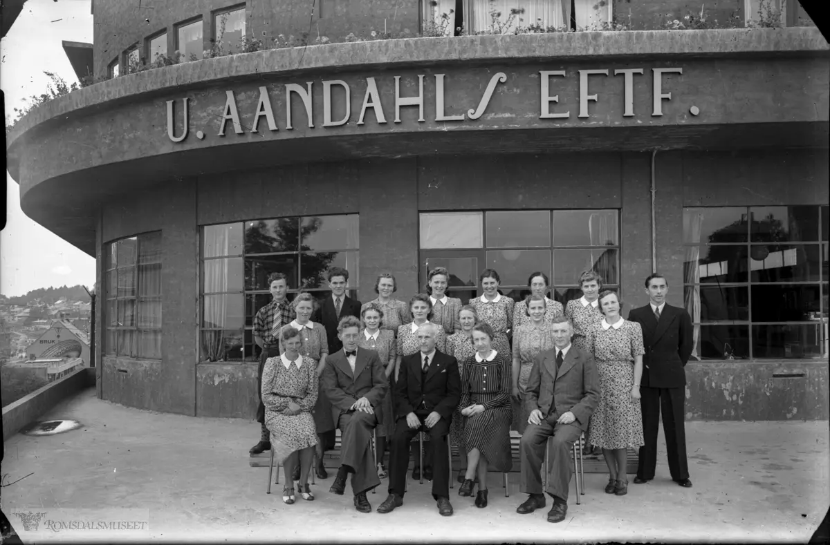 U. Aandahl. Ved Rødset bygget"...Bildet er frå 60-årsjubileet til U. Aandahls Eftf. i 1942. Etter at Molde var bomba i 1940 og til 1948 hadde U. Andahls Eftf. Butikk i andre etasje i Bjarne Rødserhs bygg i Romsdalsgt. 21 (På Ranvikhjørnet).