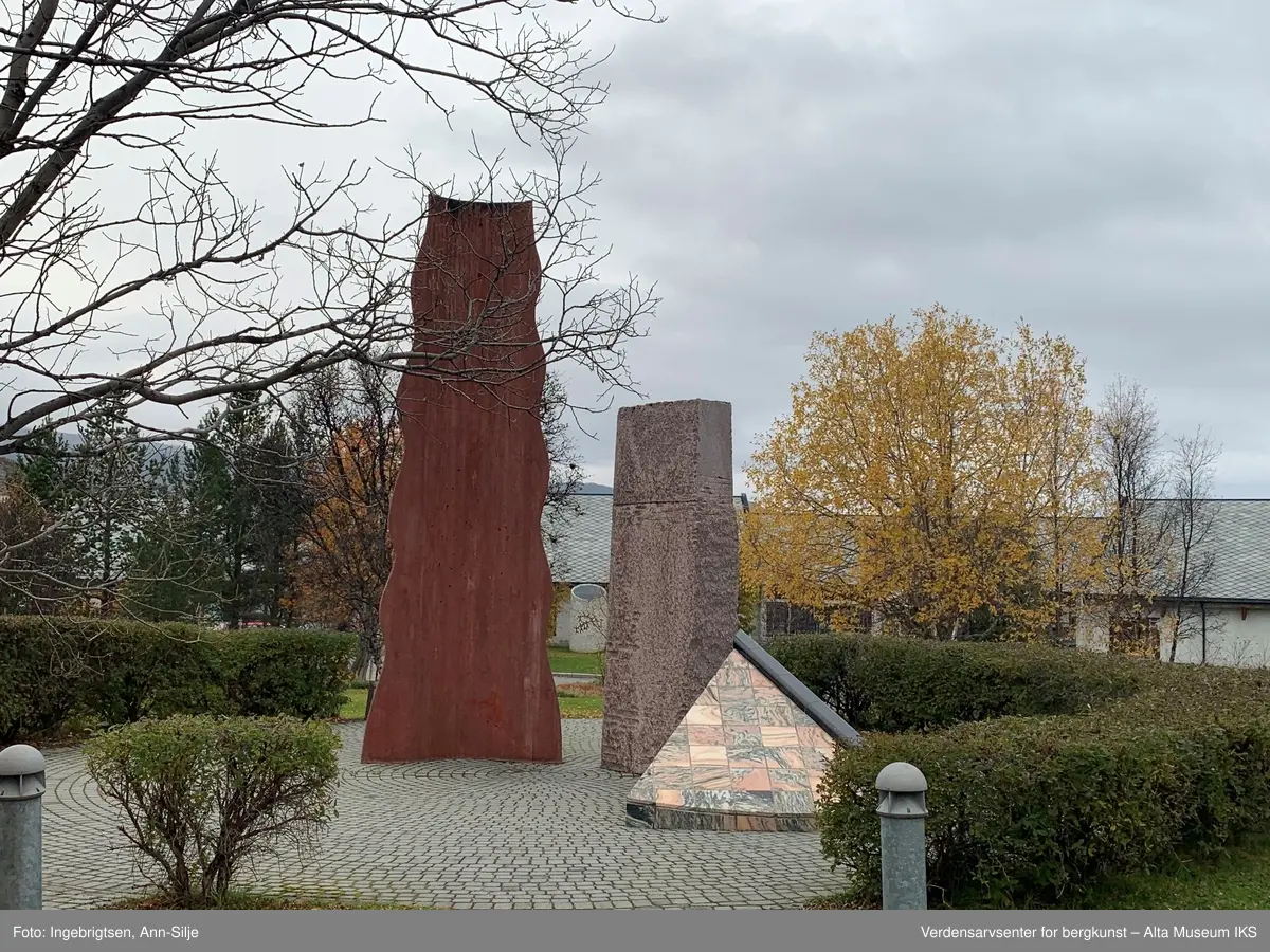 Skulpturen "Løfte opp" av billedhuggeren Gunnar Torvund ble montert sommeren 1991. Skulpturen er inspirert av helleristningene i Hjemmeluft og henspeiler på furene i helleristningsfigurene og verktøyet som formet ristningene. Søyleveggen i rød betong forestiller furen i helleristningene. Furen eller sporet er forstørret opp og satt på høykant. Den ovale granittsøylen er symbol på selve livet eller verktøyet som hugger helleristningene. Bak betongsøylen er det en trekant som på toppen er dekket med sort granitt (diabas). Denne er der for å styrke konstruksjonen og for å binde sammen de forskjellige elementene. Trekantformen er den formen som tilskueren møter først. Trekanten skal få tilskueren til å løfte blikket. Formen er støpt i betong og dekket med fliser i lys marmor.