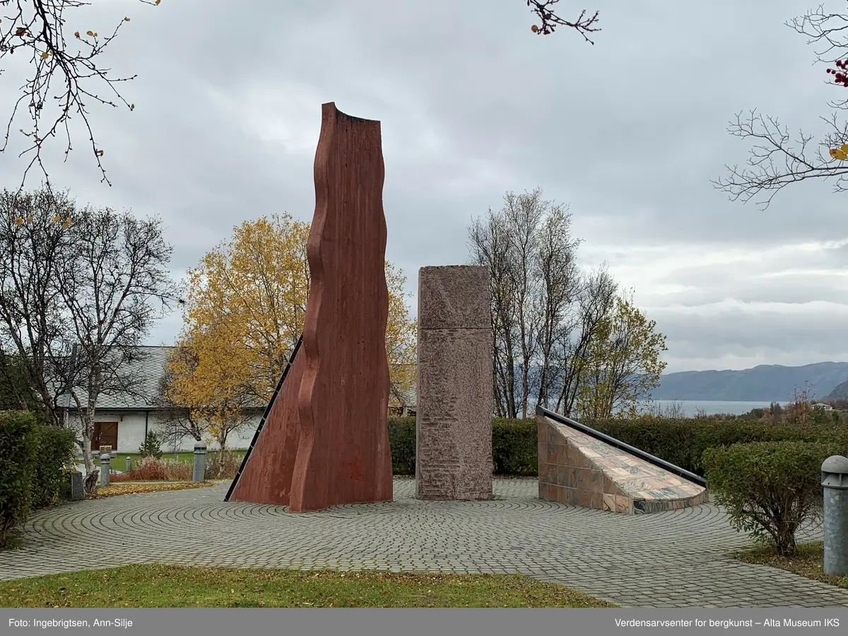 Skulpturen "Løfte opp" av billedhuggeren Gunnar Torvund ble montert sommeren 1991. Skulpturen er inspirert av helleristningene i Hjemmeluft og henspeiler på furene i helleristningsfigurene og verktøyet som formet ristningene. Søyleveggen i rød betong forestiller furen i helleristningene. Furen eller sporet er forstørret opp og satt på høykant. Den ovale granittsøylen er symbol på selve livet eller verktøyet som hugger helleristningene. Bak betongsøylen er det en trekant som på toppen er dekket med sort granitt (diabas). Denne er der for å styrke konstruksjonen og for å binde sammen de forskjellige elementene. Trekantformen er den formen som tilskueren møter først. Trekanten skal få tilskueren til å løfte blikket. Formen er støpt i betong og dekket med fliser i lys marmor.