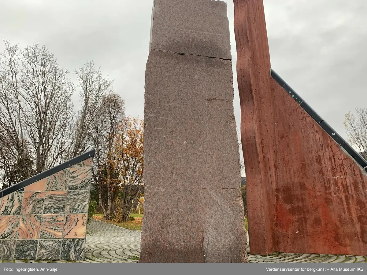 Skulpturen "Løfte opp" av billedhuggeren Gunnar Torvund ble montert sommeren 1991. Skulpturen er inspirert av helleristningene i Hjemmeluft og henspeiler på furene i helleristningsfigurene og verktøyet som formet ristningene. Søyleveggen i rød betong forestiller furen i helleristningene. Furen eller sporet er forstørret opp og satt på høykant. Den ovale granittsøylen er symbol på selve livet eller verktøyet som hugger helleristningene. Bak betongsøylen er det en trekant som på toppen er dekket med sort granitt (diabas). Denne er der for å styrke konstruksjonen og for å binde sammen de forskjellige elementene. Trekantformen er den formen som tilskueren møter først. Trekanten skal få tilskueren til å løfte blikket. Formen er støpt i betong og dekket med fliser i lys marmor.